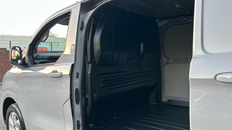 Ford Transit Custom E-320 L1 Rwd 100kW 65kWh H1 Van Limited Auto